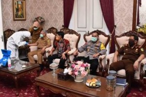 Bupati dan jajaran Forkopinda saat menjalani tes Covid-19.